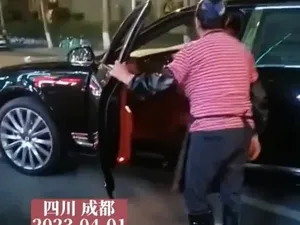 Punya Duit Segunung, Wanita Ini Lebih Senang Jadi Buruh Cuci Piring Punya Duit Segunung, Wanita Ini Lebih Senang Jadi Buruh Cuci Piring