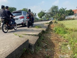 Jalan di Sepadan Sungai Cidurian Baru Rusak, Bahayakan Pengendara