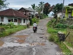 Jalan Neraka Menuju Rumah Surga Abah Jajang di Cianjur