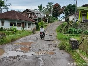 Jalan Neraka Menuju Rumah Surga Abah Jajang di Cianjur Jalan Neraka Menuju Rumah Surga Abah Jajang di Cianjur