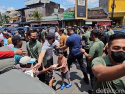 Momen Jan Ethes Bantu Jokowi Bagikan Uang dan Sembako di Pasar Solo