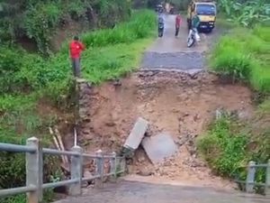 Jembatan Penghubung 2 Desa di Kuningan Ambruk, Aktivitas Warga Terganggu Jembatan Penghubung 2 Desa di Kuningan Ambruk, Aktivitas Warga Terganggu