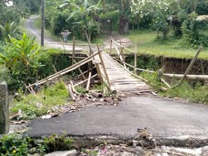 Tunggu Perbaikan, Warga Urunan Buat Jembatan Bambu Senganan-Biaung Tunggu Perbaikan, Warga Urunan Buat Jembatan Bambu Senganan-Biaung