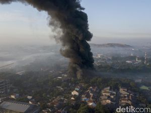 Foto-foto Kebakaran Pabrik Plastik di Bantargebang