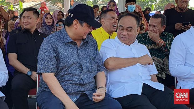 Ketum Partai Golkar Airlangga Hartarto dan Ketum Pro Jokowi (Projo) Budi Arie Setiadi nampak akrab dan mestra di Stadion Mini Pagedangan, Tangerang Selatan, Sabtu (8/4) dalam acara Pasar Murah Projo.