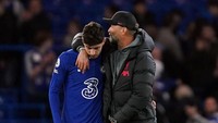 Klopp tak cuma merangkul Havertz tapi juga terlihat membisikkan kata-kata ke telinganya. Foto: PA Images via Getty Images/Adam Davy - PA Images