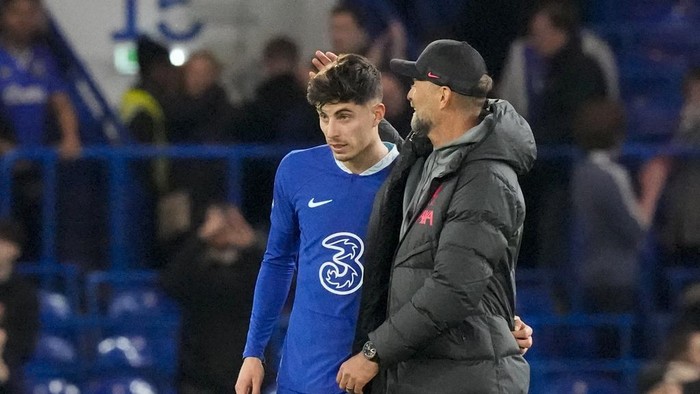 Klopp, Kai havertz Liverpool's manager Jurgen Klopp, right, hugs Chelsea's Kai Havertz at the end of the English Premier League soccer match between Chelsea and Liverpool at Stamford Bridge stadium in London, Tuesday, April 4, 2023. (AP Photo/Frank Augstein)