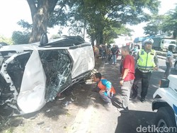 Toyota Rush Tabrak Motor dan Gerobak di Lamongan, 2 Orang Tewas