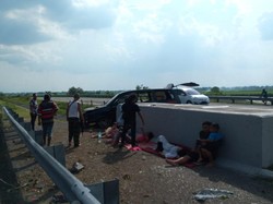 Toyota Kijang Tabrak Median Tol Jombang, 5 Penumpang Terluka