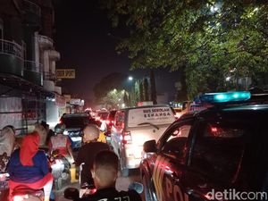 Ada Truk Rusak, Jalan AH Nasution Medan Macet Ada Truk Rusak, Jalan AH Nasution Medan Macet
