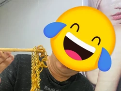 Rezeki Nomplok! Pria Ini Temukan Kalung Emas dalam Seporsi Mie Goreng