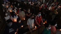 Suasana Khidmat Misa Malam Paskah di Gereja Katedral Jakarta
