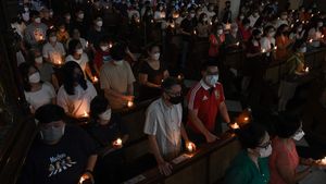 Suasana Khidmat Misa Malam Paskah di Gereja Katedral Jakarta