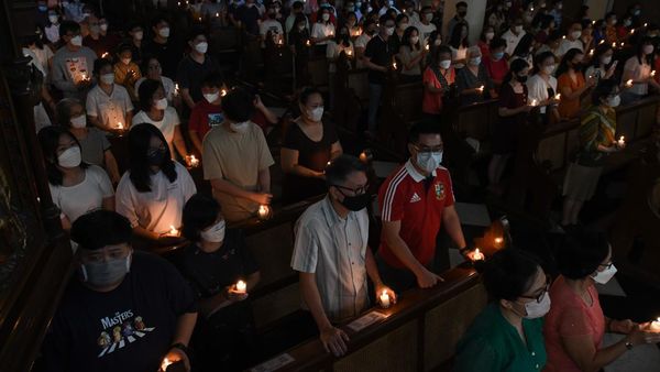 Suasana Khidmat Misa Malam Paskah di Gereja Katedral Jakarta