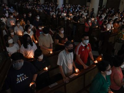 Suasana Khidmat Misa Malam Paskah di Gereja Katedral Jakarta