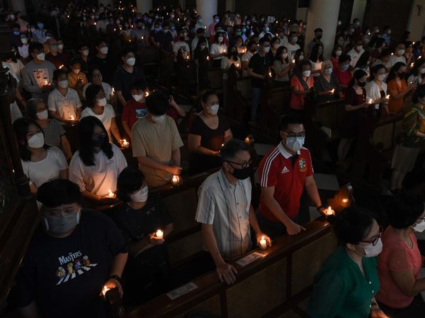Suasana Khidmat Misa Malam Paskah di Gereja Katedral Jakarta
