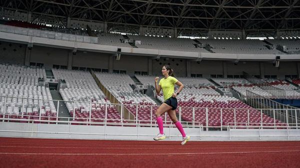Pantes Body Goal! 5 Potret Nia Ramadhani Jajal Olahraga dari Nge-gym sampai Lari