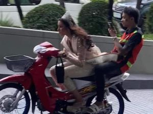 Viral Finalis Miss Thailand Naik Ojek karena Takut Telat, Nyetir Motor Sendiri Viral Finalis Miss Thailand Naik Ojek karena Takut Telat, Nyetir Motor Sendiri