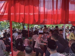 Jenazah Istri Wakapolri Dimakamkan, Tangis Keluarga Pecah