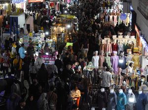 Potret Pasar Tanah Abang Bak Lautan Manusia Jelang Lebaran