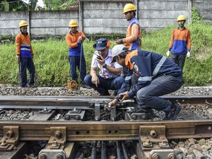 PT KAI Daop 2 Kebut Perbaikan Rel Kereta Jelang Mudik Lebaran PT KAI Daop 2 Kebut Perbaikan Rel Kereta Jelang Mudik Lebaran
