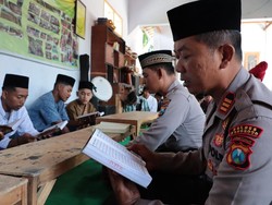 Safari Ramadan, Polisi Ponorogo Bagikan Al-Quran dan Ngaji Bareng Santri