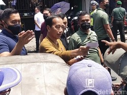 Jokowi Ajak Jan Ethes Bagi-bagi Amplop dan Sembako di Pasar Solo