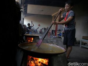 Produksi Dodol Betawi Meningkat Jelang Lebaran Produksi Dodol Betawi Meningkat Jelang Lebaran