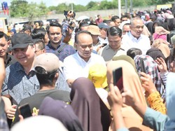 Momen Mesra Airlangga- Ketum Projo saat Gelar Pasar Murah di Tangerang