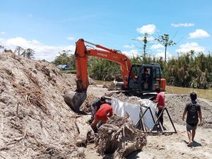 Bupati Lutra Angkat Bicara Usai Heboh Warga Terobos Banjir Tandu Jenazah Bupati Lutra Angkat Bicara Usai Heboh Warga Terobos Banjir Tandu Jenazah