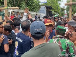 Pengusaha Makassar Bagi-bagi Duit Rp 50 Ribu, 2.000 Orang Mengantre