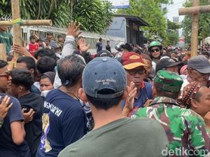 Pengusaha Makassar Bagi-bagi Duit Rp 50 Ribu, 2.000 Orang Mengantre Pengusaha Makassar Bagi-bagi Duit Rp 50 Ribu, 2.000 Orang Mengantre