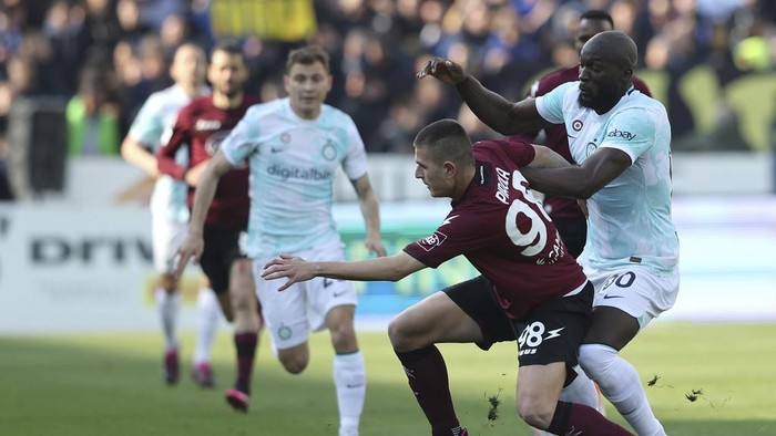 Inters Romelu Lukaku, right, and Salernitanas Lorenzo Pirola vie for the ball during the Italian Serie A soccer match between Salernitana and Inter Milan at the  Arechi stadium in Salerno, Italy, Friday, April 7, 2023. (Alessandro Garofalo/LaPresse via AP)