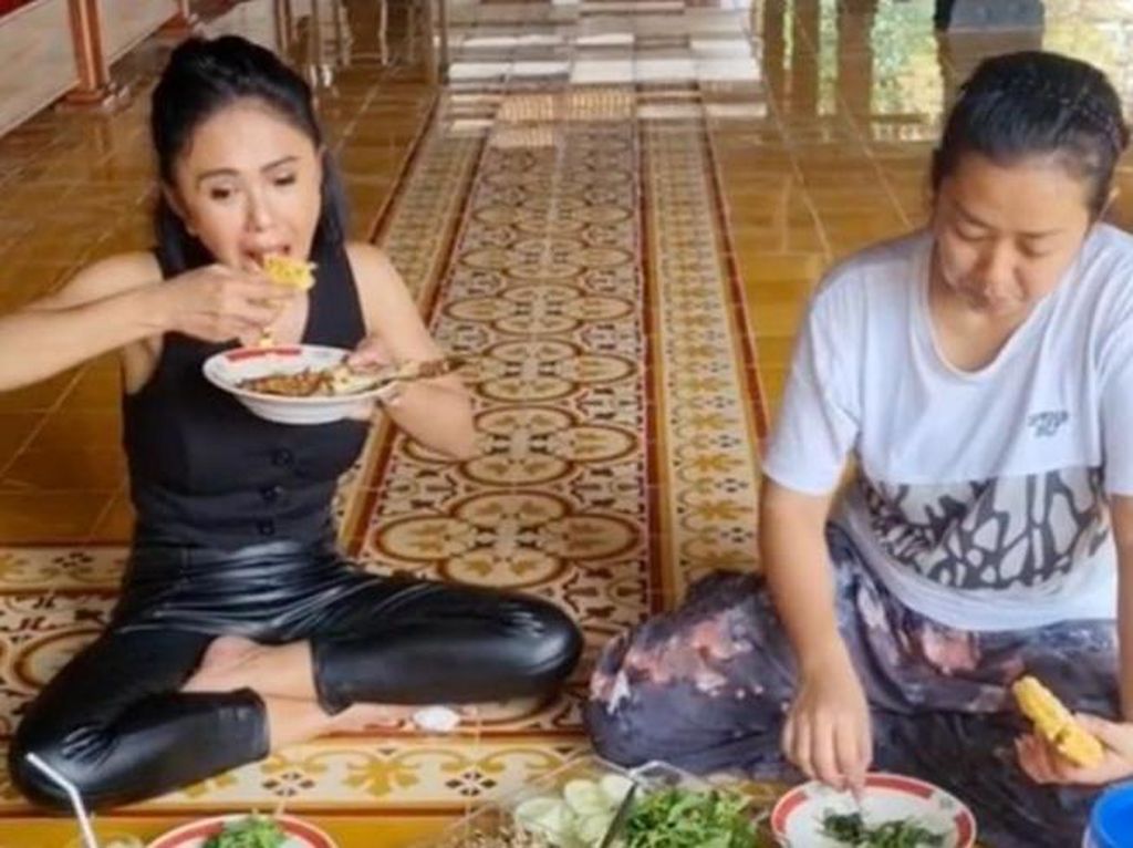Gaya Sederhana Soimah Menjamu Makan Yuni Shara hingga Raffi Ahmad Gaya Sederhana Soimah Menjamu Makan Yuni Shara hingga Raffi Ahmad