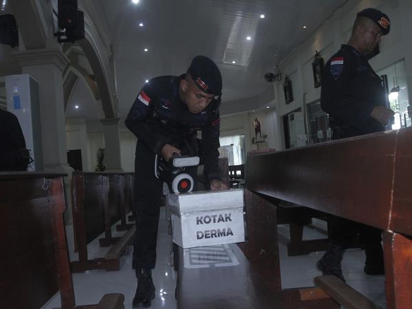 Brimob Polda NTT Sterilisasi Gereja Jelang Misa Malam Paskah