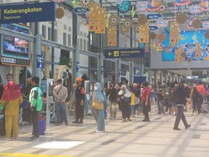 Suasana Mudik Mulai Terasa di Stasiun Gambir dan Pasar Senen Suasana Mudik Mulai Terasa di Stasiun Gambir dan Pasar Senen