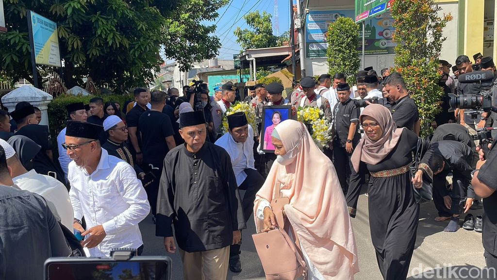 Suasana sekitar rumah duka istri Wakapolri, Tutik Gatot Eddy, di Jakarta Barat, 8 April 2023. (Silvia Ng/detikcom)