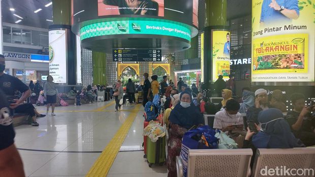 Suasana Stasiun Gambir yang mulai diramaikan pemudik, 8 April 2023. (Rumondang Naibaho/detikcom)