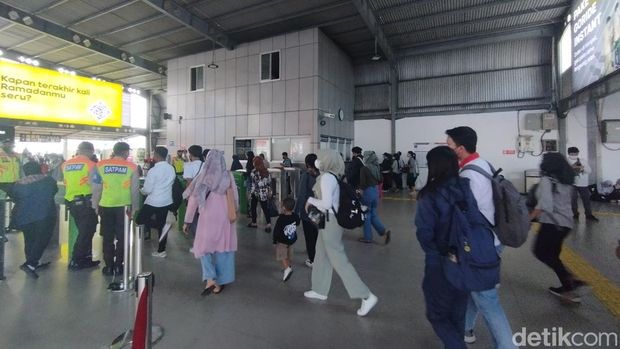 Suasana Stasiun Tanah Abang, Sabtu (8/4/2023).