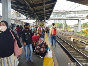Stasiun Tanah Abang Sempat Dipadati Penumpang Pulang Belanja Baju Lebaran