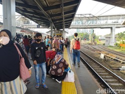 Stasiun Tanah Abang Sempat Dipadati Penumpang Pulang Belanja Baju Lebaran