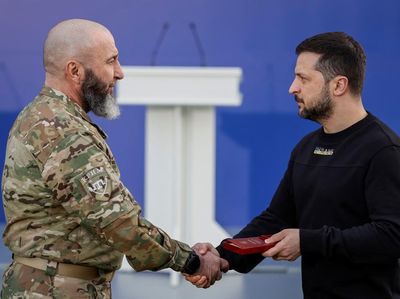 Momen Zelenskiy Berbagi Buka Puasa Bersama Tentara Muslim Ukraina