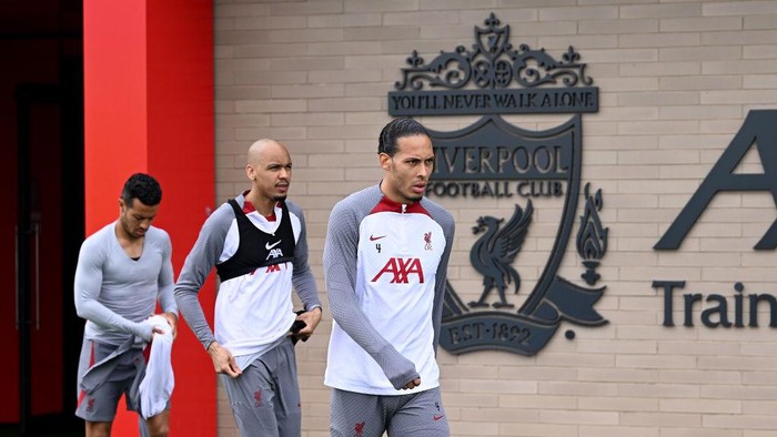 KIRKBY, ENGLAND - APRIL 06: (THE SUN OUT, THE SUN ON SUNDAY OUT) Virgil van Dijk, Thiago Alcantara and Fabinho of Liverpool during a training session at AXA Training Centre on April 06, 2023 in Kirkby, England. (Photo by Andrew Powell/Liverpool FC via Getty Images)