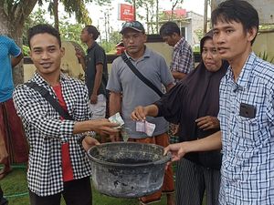 Laporan Penganiayaan Tak Digubris, Warga Demo Polsek Pujut Laporan Penganiayaan Tak Digubris, Warga Demo Polsek Pujut