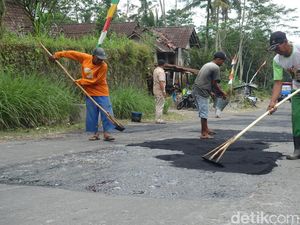 Jalur Evakuasi Merapi Rusak, Warga Cangkringan Swadaya Tambal Jalan Jalur Evakuasi Merapi Rusak, Warga Cangkringan Swadaya Tambal Jalan