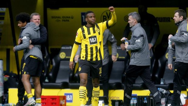 Soccer Football - Bundesliga - Borussia Dortmund v 1. FC Union Berlin - Signal Iduna Park, Dortmund, Germany - April 8, 2023 Borussia Dortmund's Youssoufa Moukoko celebrates scoring their second goal REUTERS/Leon Kuegeler DFL REGULATIONS PROHIBIT ANY USE OF PHOTOGRAPHS AS IMAGE SEQUENCES AND/OR QUASI-VIDEO.