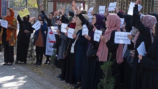 Perempuan Afganistan ini lakukan vandalisme untuk memprotes larangan masuk universitas/