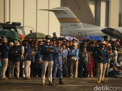 Antusiasme Warga Panas-panasan Nonton Atraksi HUT TNI AU
