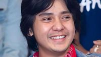 7 Gaya Arbani Yasiz Jadi Dilan Gantikan Iqbaal Ramadhan di Film Ancika 1995