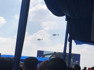 Atraksi Helikopter TNI AU Goyang Maumere di Langit, Bikin Warga Terpukau Atraksi Helikopter TNI AU Goyang Maumere di Langit, Bikin Warga Terpukau